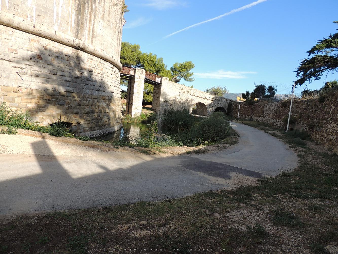 28  le petit Pont et son jet d'eau...JPG -           